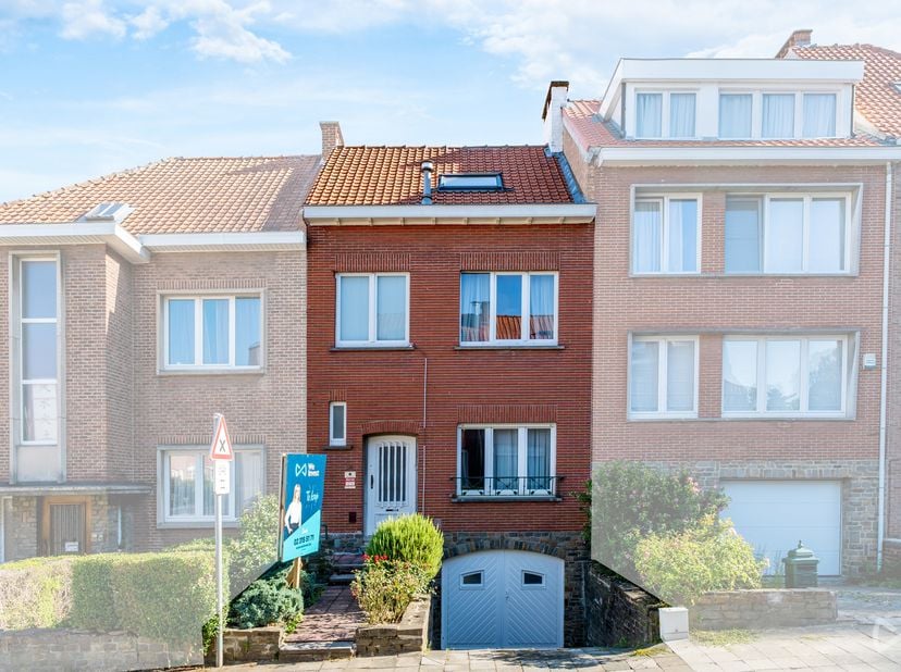 Infos et visites : 02 315 51 71<br />
AUDERGHEM : We Invest vous propose cette maison 3 chambres + bureau, idéalement située dans une rue calme à sens