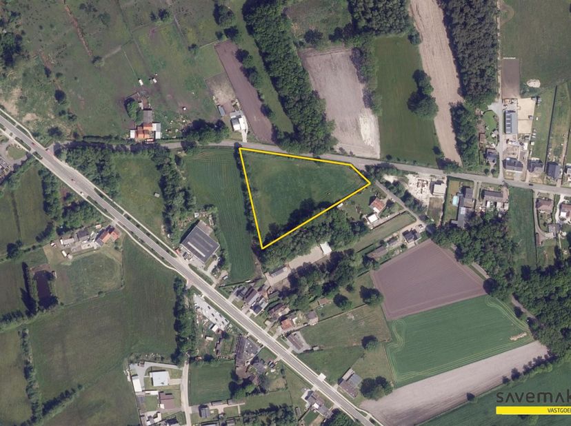 Terrain agricole de 93a 45ca situé au centre de la ville<br />
<br />
Idéal pour la fenaison ou pour un pâturage pour chevaux.