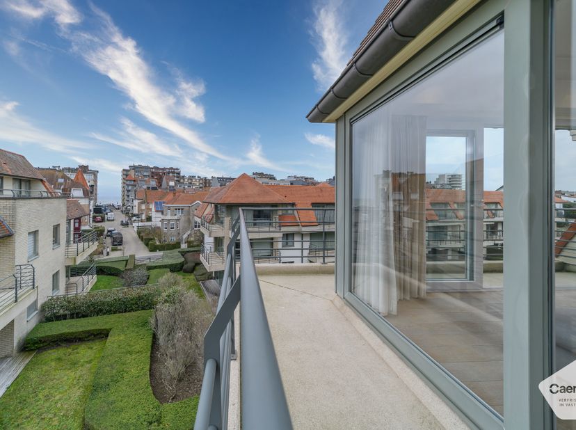 In een kleinschalige en huiselijke residentie (geen hoogbouw) bevindt zich dit prachtig, ruim en volledig zongericht hoekappartement met een open zich