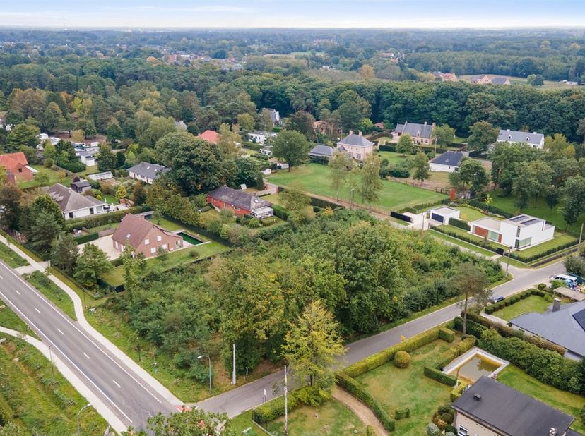 Ontdek deze centraal gelegen bouwgrond van 2252m² aan de Lierse Steenweg in Grobbendonk. Dankzij de ligging langs een belangrijke verbindingsweg genie
