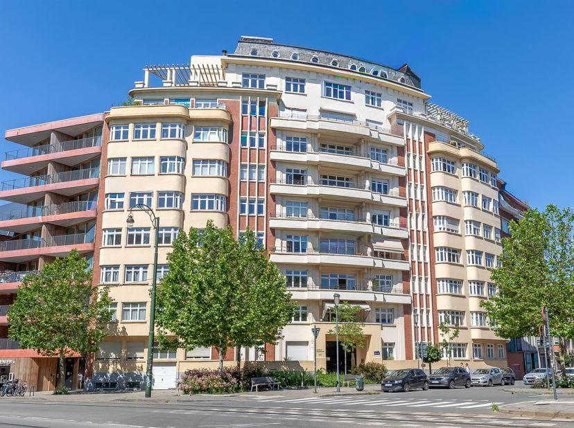 Property One biedt u dit lichte appartement aan, ideaal gelegen in de onmiddellijke omgeving van het Terkamerenbos, op een boogscheut van de ULB, de w
