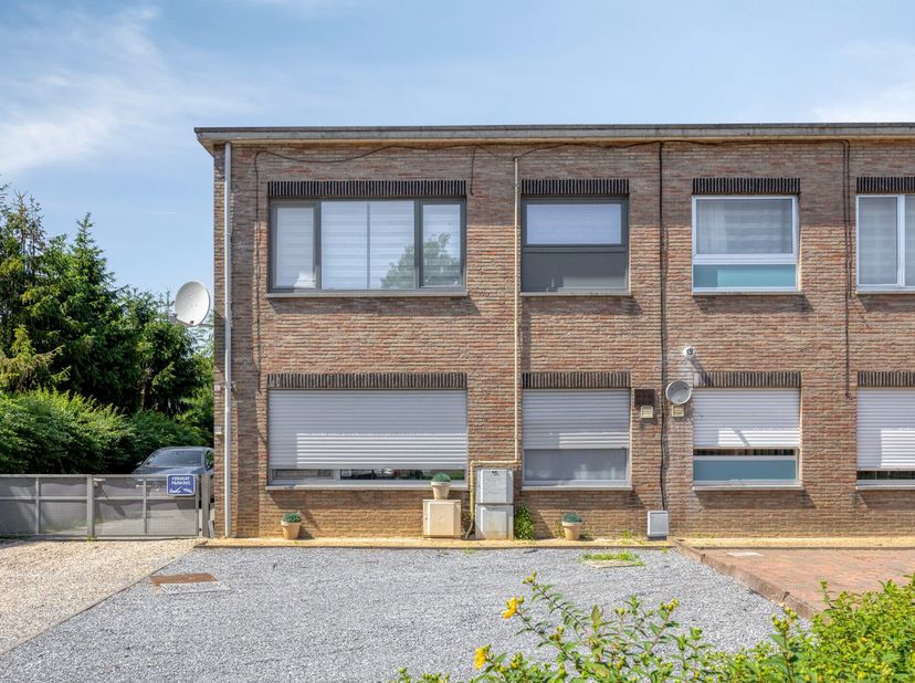 Dit instapklaar appartement is gelegen in de straat Oosterloseweg in het centrum van Geel-Oosterlo. Door zijn ligging zijn de omliggende gemeenten als