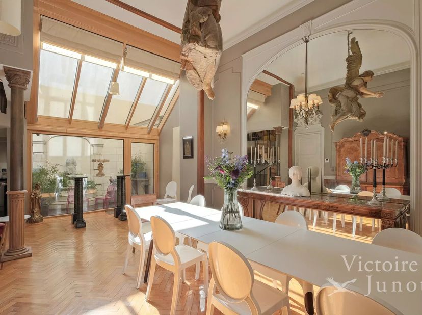 Ideaal gelegen vlakbij Stéphanieplein, dit elegante volledig gerenoveerde herenhuis met bijzondere aandacht voor erfgoedbehoud en herontwikkeling, met