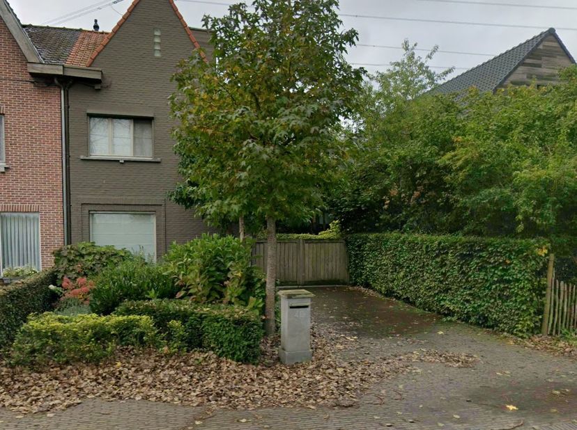WONING MET WEILANDEN -<br />
Ideale woning voor de paardenliefhebber, je kan je paarden thuis verzorgen. <br />
Vlakbij belangrijke invalswegen en ope