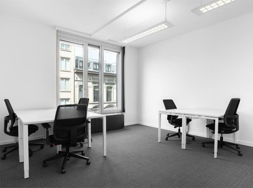Productieve werkplek voor drie waarbij voor alles is gezorgd.Geef uw bedrijf een professionele thuisbasis in het prestigieuze Louise Centre-gebouw. He