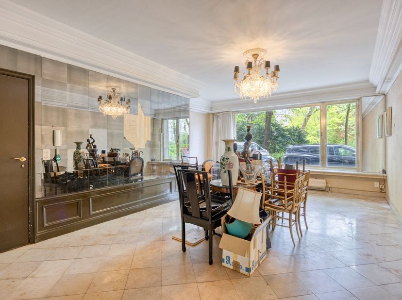 Gelegen op een uitstekende locatie aan het Albertpark en Harmoniepark bevindt zich dit charmante gelijkvloers appartement aan de Prins Albertlei 3 te