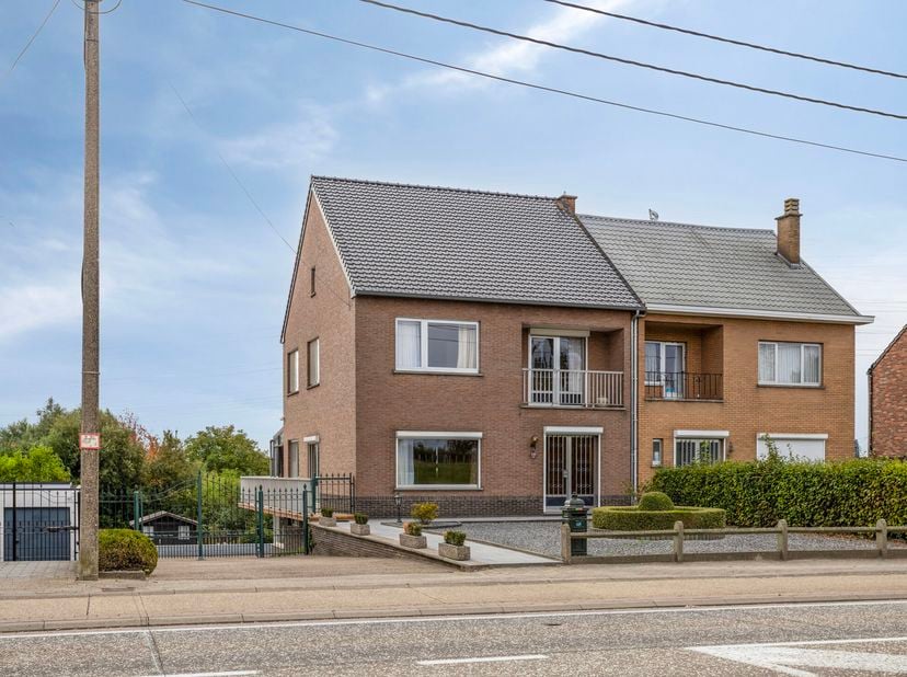 Bij het betreden van de woning komen we binnen in de inkomhal, vanwaar we verder gaan naar de ruime en lichtrijke leefruimte. Op het gelijkvloers bevi