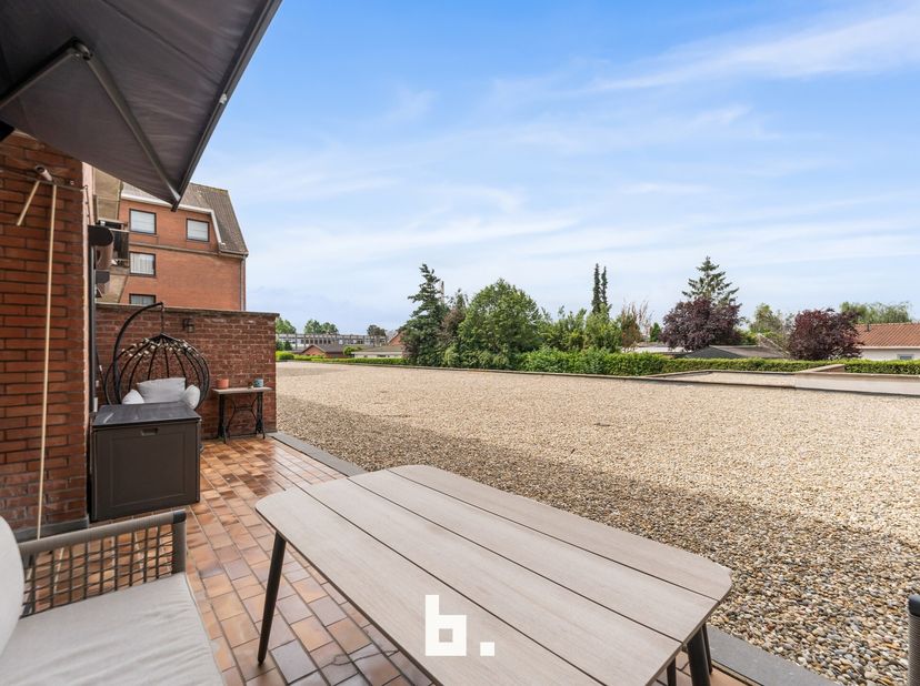 Instapklaar goed onderhouden appartement met twee slaapkamers, ruim zonnig terras van 22 m² groot, privé autostaanplaats inbegrepen, kelderberging en