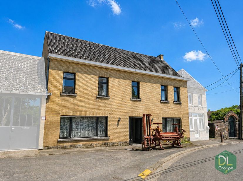 Op het gelijkvloers betreden we deze prachtige woning via een mooie inkomhal, die toegang geeft tot een leefruimte van ca. +/- 23 m², een eetkamer van