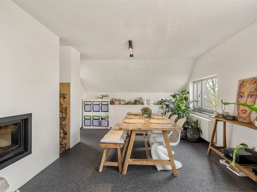 INSTAPKLAAR, GERENOVEERD DUPLEX APPARTEMENT TE BERINGEN.Dit prachtige appartement is gelegen in Beringen, het is volledig vernieuwd in 2015, en heeft