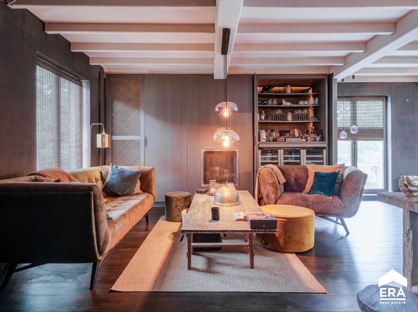 Stap binnen in een woning waar stijl, sfeer en kwaliteit perfect samenkomen. Deze woning aan de Brugstraat in Oevel werd met veel oog voor detail inge