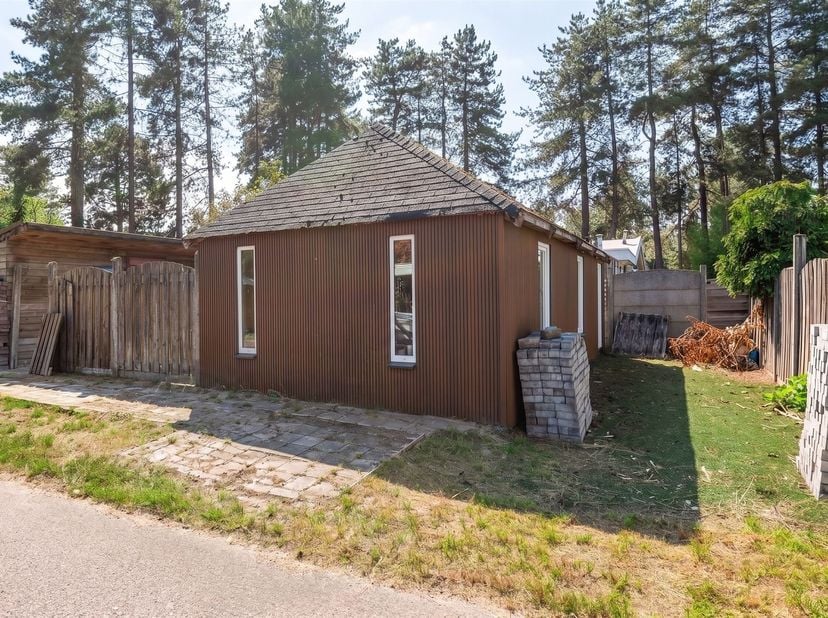 Bungalow in opbouw met 1 slaapkamer met potentieel<br />
<br />
Ligging:<br />
Deze bungalow is gelegen in het recreatiedomein Tulderbos. Het domei