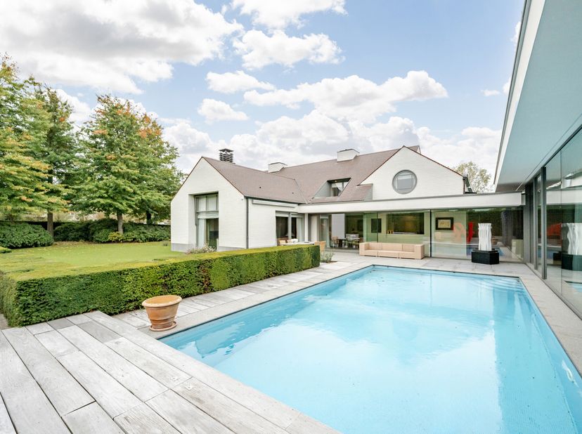 TOPGELEGEN in het VILLAPARK: exclusieve luxe-villa met zwembad en prachtige tuin zonder inkijk, op 1.617 m2.<br />
Aangelegd terras, oprit, omheinde t