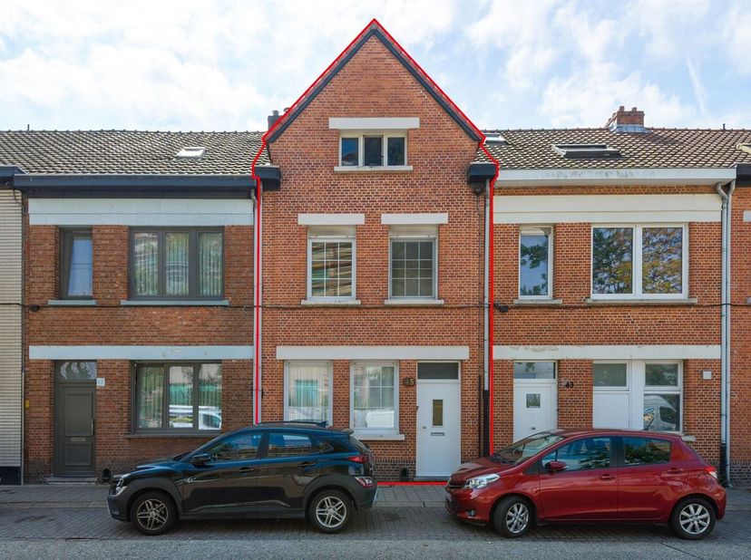 Te renoveren woning met 4 slaapkamers en mooie tuin in Merksem!<br />
Ontdek deze ruime woning aan de Lange Bremstraat 45 te Merksem, een pand met bij
