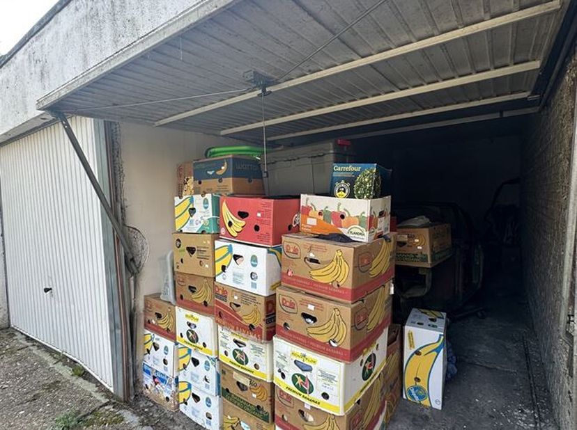 Garage box à louer à Berchem !<br />
Ce box garage est situé dans la rue Frans Birontlaan à Brechem. Il s'agit d'une rue secondaire de la Grotesteenwe