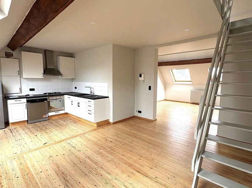 Rue Américaine, pour les amoureux du quartier "Châtelain", Mejama Real Estate vous propose dans ce petit immeuble bien entretenu, un bel et lumineux a