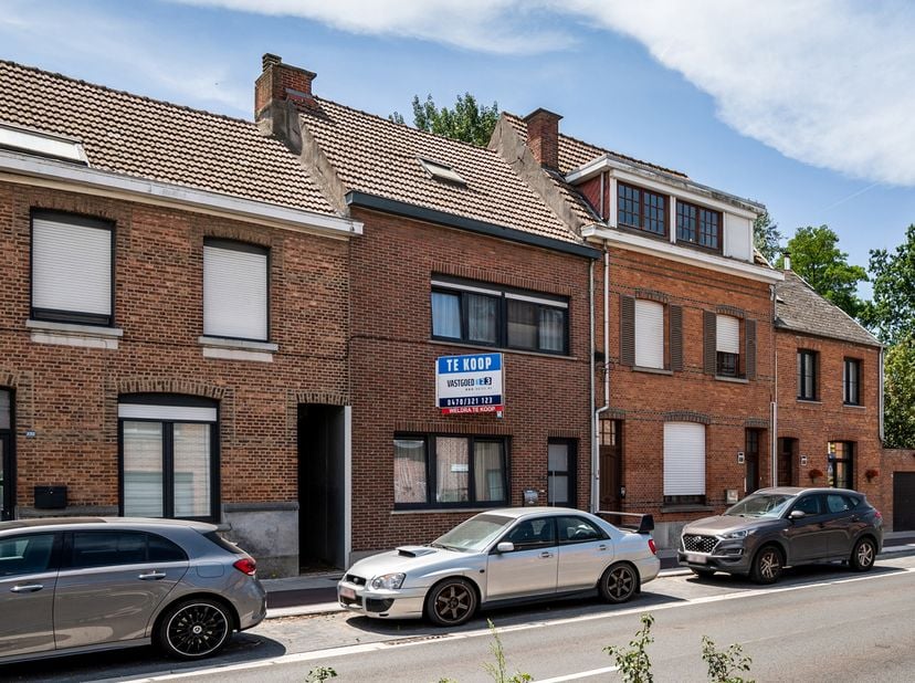 Bij het binnenkomen ontdekt u een gezellige leefruimte die overgaat in de grote leefkeuken (dak aanbouw te vernieuwen/herstellen). Achter de keuken be