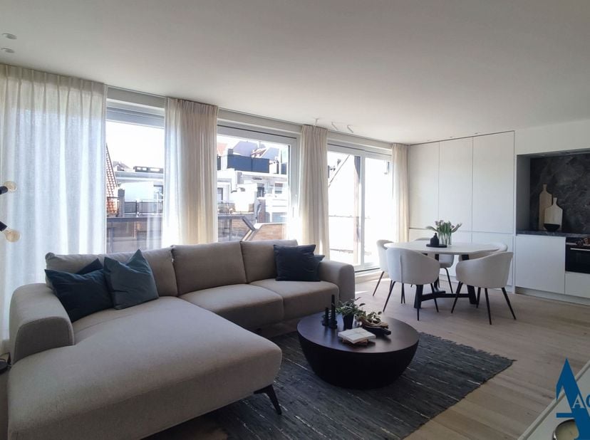 Appartement penthouse entièrement rénové avec terrasses ensoleillées à 20 mètres à pied de la digue Albertstrand.<br />
Magnifique appartement rénové