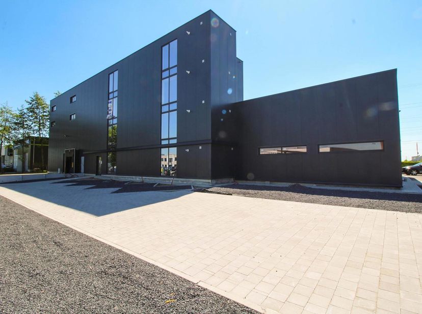 Het kantoor heeft een totale oppervlakte van 251m² en kan opgesplitst worden in 133m² en 118m². Het is recent gerenoveerd en is instapklaar. Het kanto