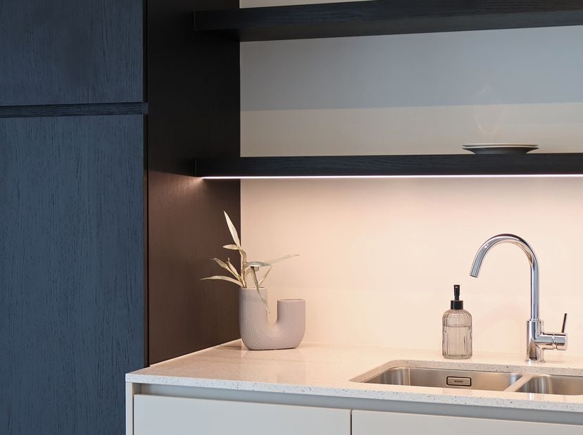 Geniet van comfortabel wonen aan zee in dit stijlvolle gelijkvloerse appartement in woonproject Maro, op slechts 5 minuten wandelen van het strand. De