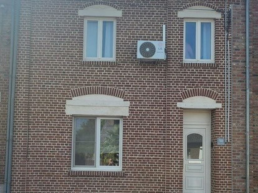Deze charmante eengezinswoning, gelegen aan de Oude Baan in Lanklaar, biedt een unieke kans voor zowel gezinsleven als investeringsmogelijkheden. Met
