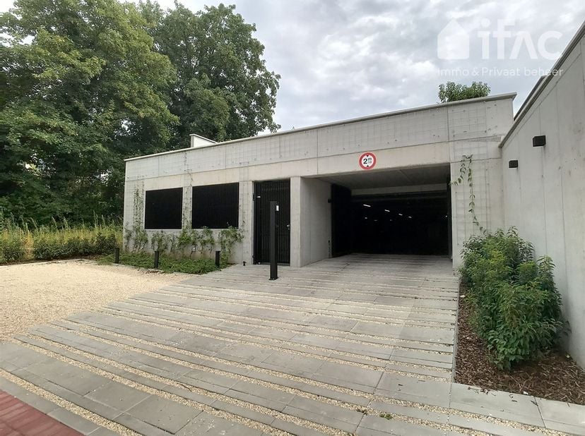 Ondergrondse staanplaats optioneel met laadpaal (+45€/maand) te huur in centrum van Tervuren.<br />
Huurder moet 3 maanden huurwaarborg blokkeren en