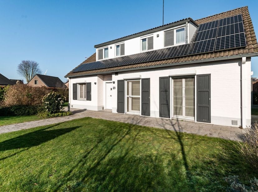 Ruime, instapklare woning met zonnepanelen op rustige locatie<br />
<br />
Ligging: De woning, die mogelijk te gebruiken is als laagbouw, is gelegen