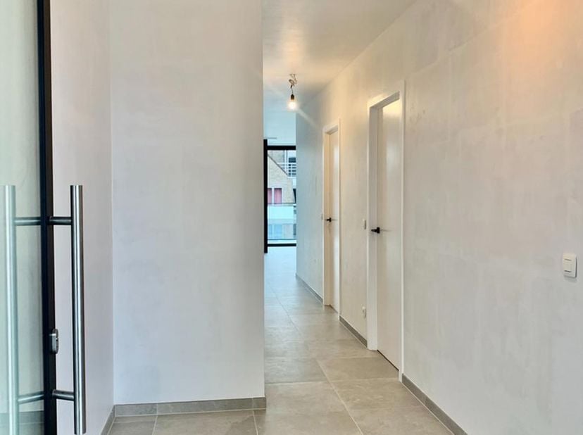 Luxueus nieuwbouwappartement ( 105 m² ) op de derde verdieping met 2 ruime slaapkamers en prachtig terras ( 20 m² ) in het centrum van Mol! Het terras
