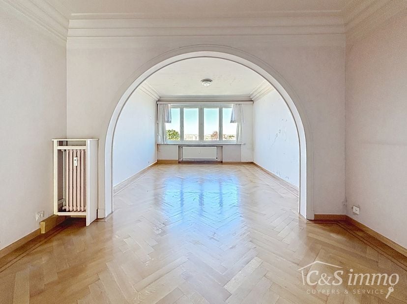 Bienvenue à la résidence Estéria. Ce charmant appartement de deux chambres se trouve au septième étage de cet immeuble bien entretenu.<br />
Vous entr