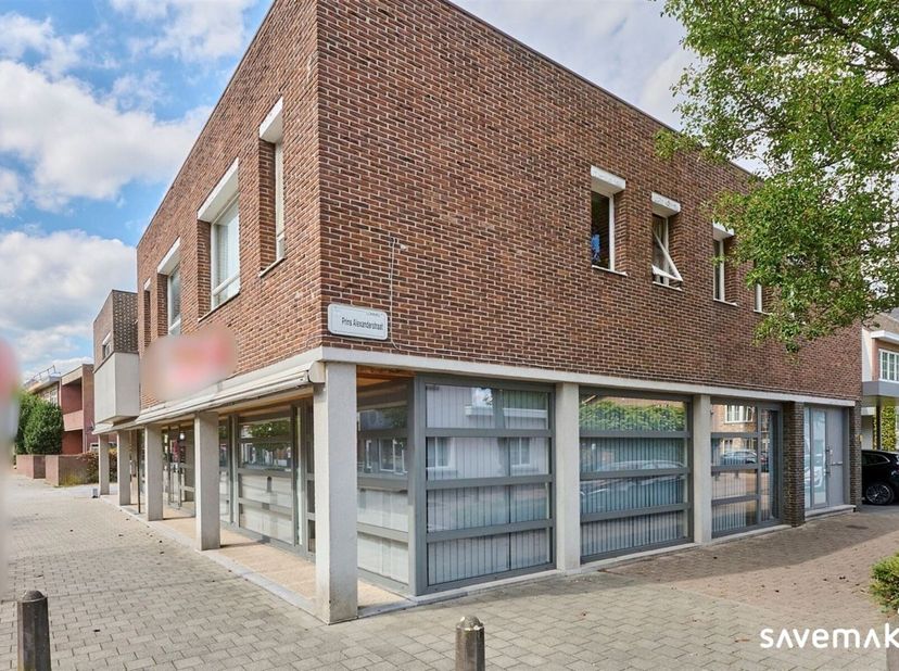 Multifuntionele handelsruimte van 185m² bruikbare oppervlakte en EPC label B.<br />
<br />
Een aparte inkom biedt toegang tot de klantenzone.<br />