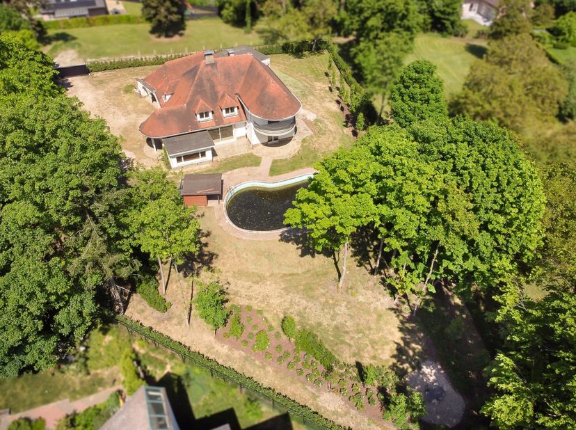 Deze te renoveren villa, gelegen in de bosrijke omgeving van Blanden, biedt u oneindig veel mogelijkheden. Gelegen op een glooiend en volledig omheind