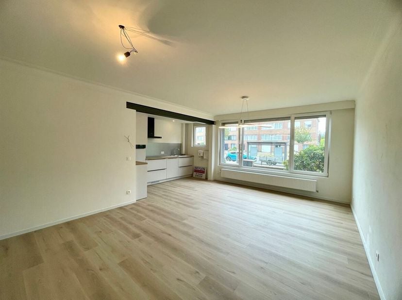 Gelijkvloers appartement (2 slpk) met tuin en garage te huur!<br />
Ligging: Centraal gelegen met winkels, horeca, scholen, openbaar vervoer, ... op w