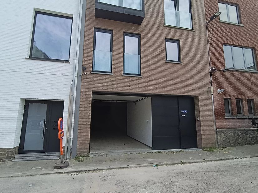 Deze garage/stockageruimte van maar liefst 94 m² ligt aan de Tiensevest 11 in Sint-Truiden.<br />
De garage is voorzien van elektriciteit en wateraans