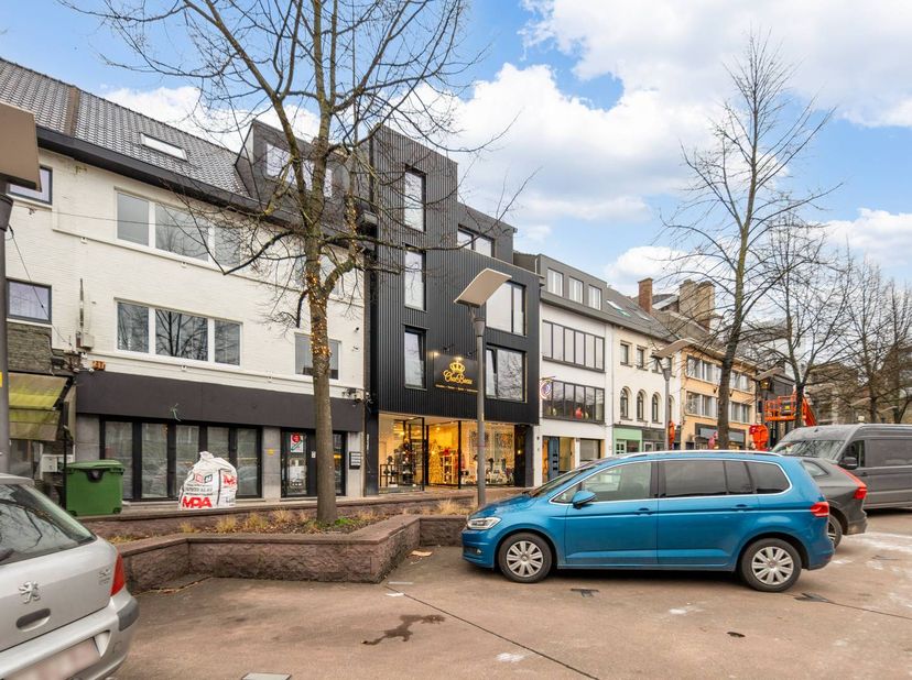 Cette propriété commerciale, située dans un emplacement de choix dans le centre animé de Genk, constitue une opportunité unique pour les entrepreneurs