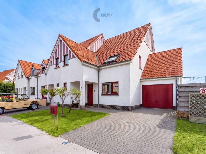 Bent u op zoek naar een ruime koppelvilla in Duinbergen op een toplocatie vlak bij de kust? Dan is deze charmante gezinswoning precies wat u zoekt. Ge