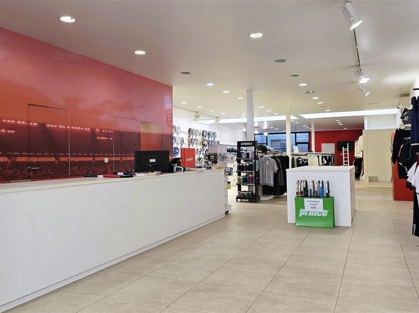 Cette propriété commerciale au cur de Kortenberg représente une excellente opportunité pour votre entreprise. La façade moderne et les vastes vitrines