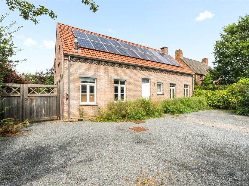 Bent u op zoek naar een instapklare woning waar hedendaags wooncomfort, energiezuinigheid en een landelijke omgeving perfect samenkomen? Dan is deze r