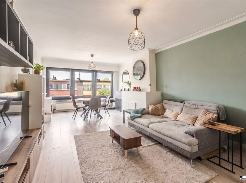 Instapklaar 2-slaapkamerappartement met terras in Ekeren<br />
Op zoek naar een instapklaar appartement op een centrale ligging in Ekeren? Dit verzorg