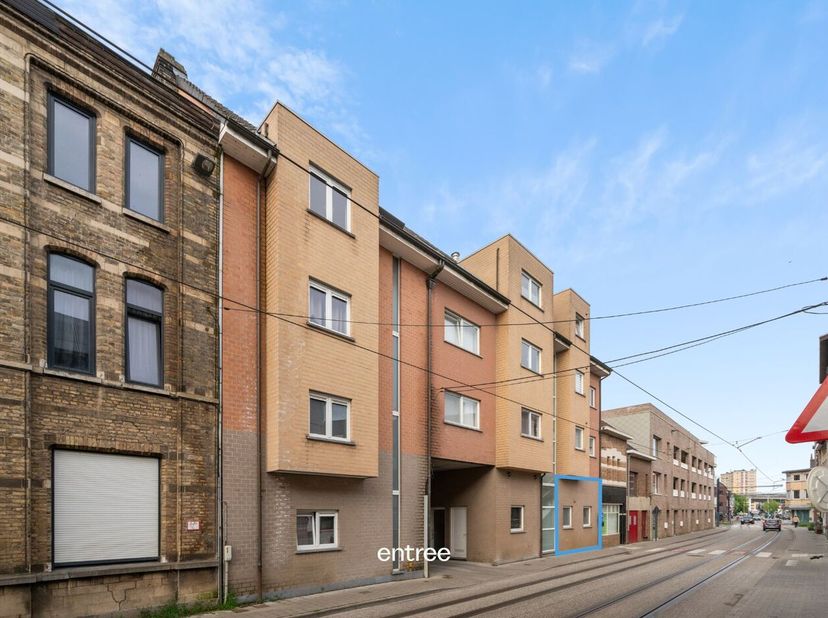 Garages (2,64m x 5,60m), voorzien van kantelpoort.<br />
Ideale ligging nabij Gent-Zuid, bij openbaar vervoer (bus en tram voor de deur), winkels (sup