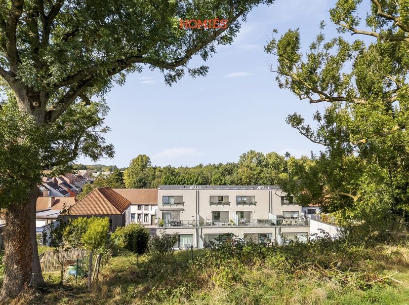 Graag stellen wij u dit uitzonderlijk duplex- appartement met 2 slaapkamers voor in hartje Bierbeek. De woonst geniet een uiterst gunstige locatie, op