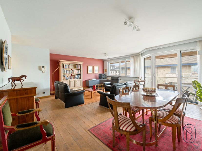 Ruim en verzorgd appartement met 3 slaapkamers, terras, garage en lift, gelegen in een aangename en vlot bereikbare omgeving. Dit appartement combinee