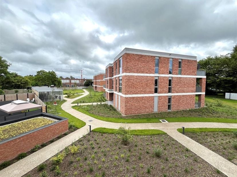 Prachtig nieuwbouw 1-slaapkamerappartement met terras in hartje Balen<br />
Ligging<br />
Dit recente appartement is gelegen aan Molenstraat 2 bus 13