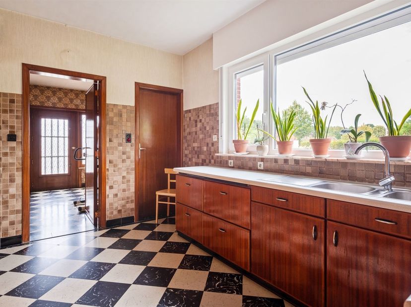 Te renoveren vrijstaande woning in Geel - Winkelomseheide op perceel van circa 2.980 m².<br />
<br />
<br />
Uitstekende ligging op 3 km van de E31