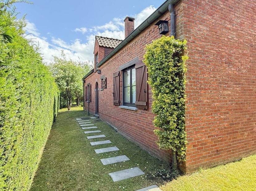WATERLOO – Centrum. Aangename villa (3slk/2bdk) met prachtige zuidgerichte aangelegde tuin van ± 440 m². Bestaat uit een inkomhal die toegang geeft to