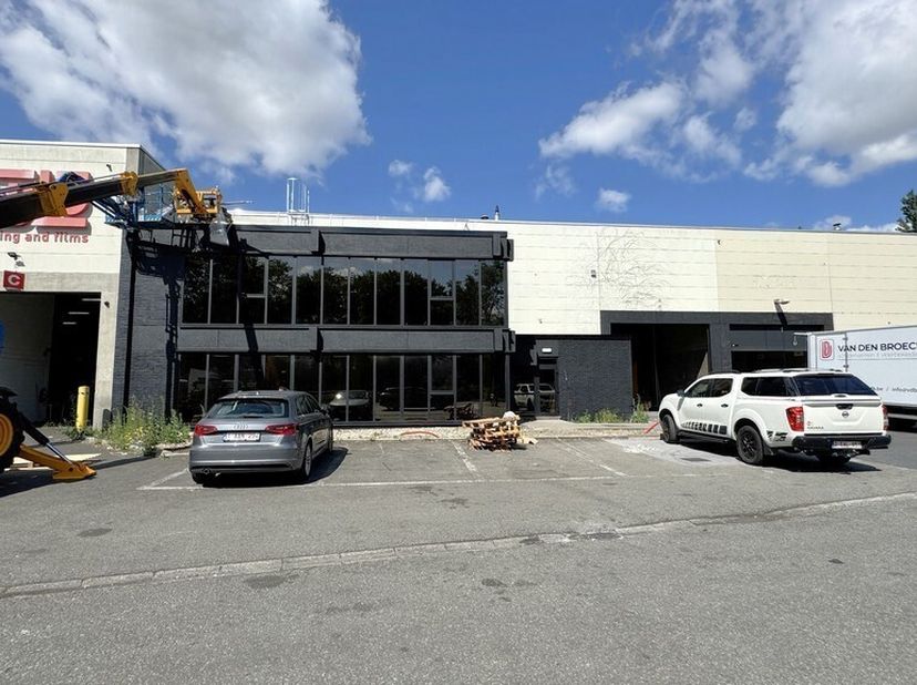 Entrepôt de 957m² avec bureau paysager rénové de 247m²<br />
Emplacement : dans le port d'Anvers à la sortie du carrefour A12/E19/N180 (Noorderlaan) e