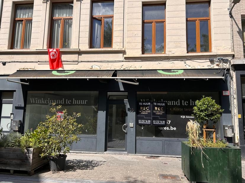 Handelsruimte te huur op commerciële topligging in Antwerpen<br />
In de populaire Sint-Andrieswijk, om de hoek van de Nationalestraat en de Lange Vli