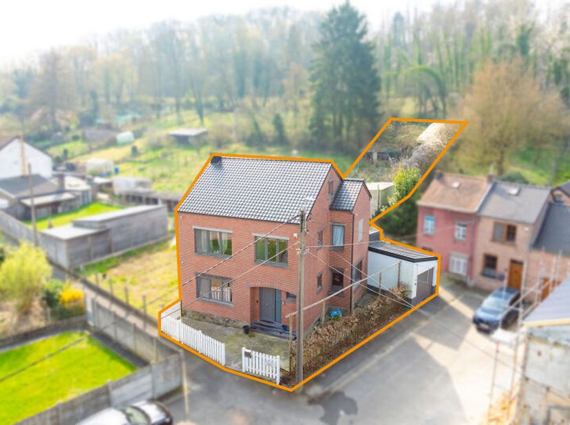 ! OPTION ! OPTION ! OPTION ! Spacieuse maison 4 façades (+/- 200 m² daprès PEB) 4 chambres avec jardin et dépendances bien située au coeur de la vallé