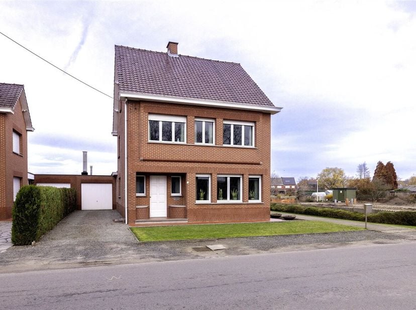Journée portes ouvertes le samedi 14 mars de 14h à 15h.<br />
Bâtiment ouvert à rénover sur un terrain d'environ 1.035 m² à Eindhout<br />
Ce bâtiment