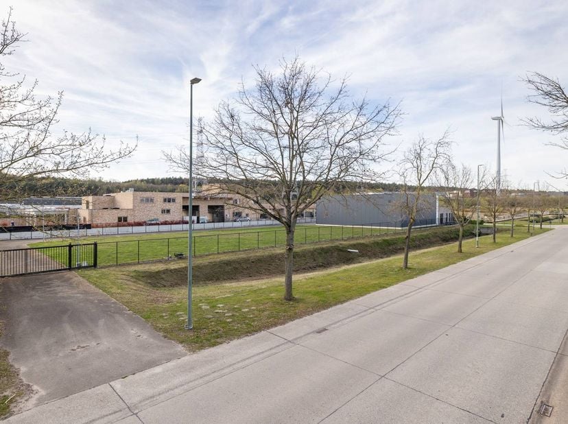 Op een strategische locatie in het moderne KMO-gebied van Dilsen-Stokkem bevindt zich deze projectgrond van 2340 m² met interessante ontwikkelingsmoge