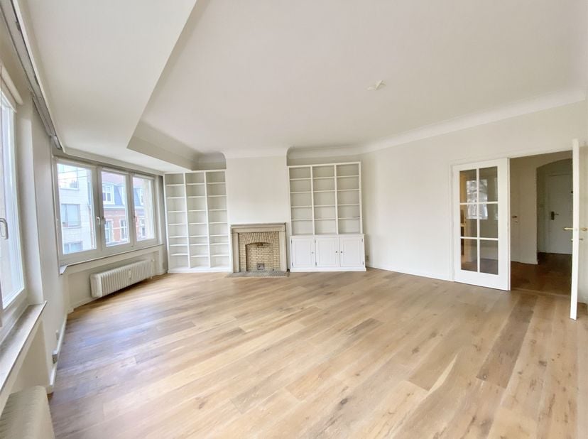 Description : Très bel appartement au 2 ème étage d'un bel immeuble classique situé sur le prestigieux square ' Guy d'Arezzo ', sur l'avenue Molière à